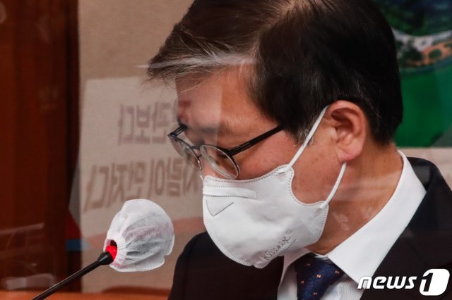 변창흠 국토교통부 장관 후보자가 23일 오후 서울 여의도 국회 국토교통위원회에서 열린 인사청문회에서 의원 질의를 경청하며 굳은표정을 짓고 있다. 변 후보자 청문회는 구의역 막말, 낙하산 채용 특혜 논란 등이 쟁점이 되고 있다. 2020.12.23/뉴스1 © News1