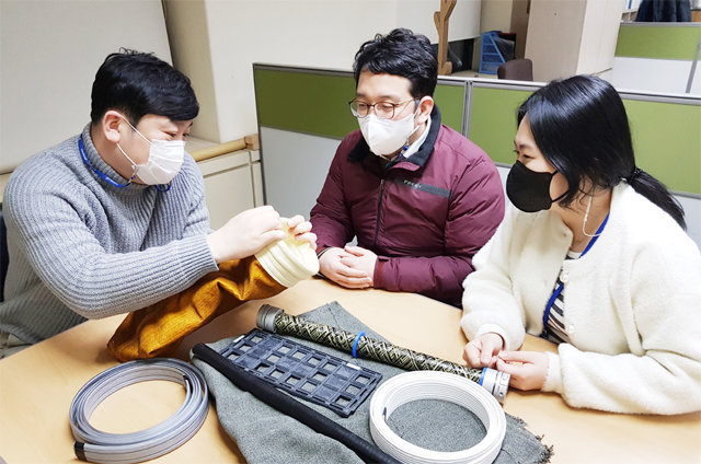23일 한국섬유개발연구원 산업소재연구본부 직원들이 최근 개발한 슈퍼섬유 신소재의 활용 분야와 지원 방안을 논의하고 있다. 한국섬유개발연구원 제공