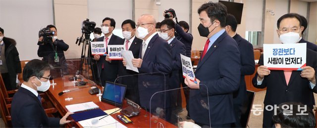 변창흠 앞으로 몰려간 野 의원들 ‘피켓 항의’ 23일 오전 서울 여의도 국회에서 변창흠 국토교통부 장관 후보자(왼쪽) 인사청문회 개회를 앞두고 국민의힘 의원들이 변 후보자가 앉아 있는 증인석 앞으로 몰려가 피켓 시위를 벌이고 있다. 김재명 기자 base@donga.com