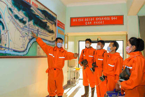 북한이 코로나19의 위험에도 불구하고 내년 초부터 수입을 허용하기로 결정했다. 사진은 이달 초 방역작업을 준비하고 있는 북한 노동자들. 노동신문 뉴스1