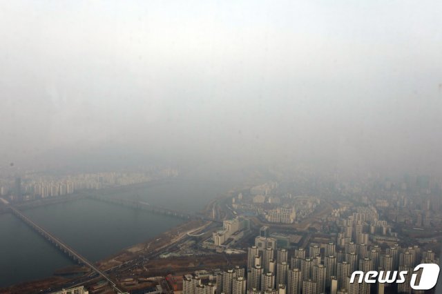 서울을 비롯한 수도권 지역 초미세먼지 농도가 ‘나쁨’ 수준을 나타낸 23일 오후 서울 시내가 뿌옇게 보이고 있다. 2020.12.23 © News1