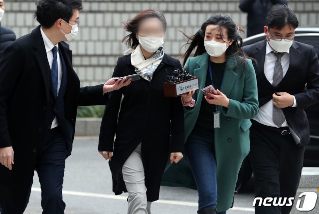 사모펀드 및 자녀 입시비리‘ 등의 혐의를 받는 정경심 동양대학교 교수가 23일 오후 서울 서초구 서울중앙지방법원에서 열린 자본시장과 금융투자업에 관한 법률위반 등 관련 1심 선고공판에 출석하고 있다. 2020.12.23/뉴스1 © News1