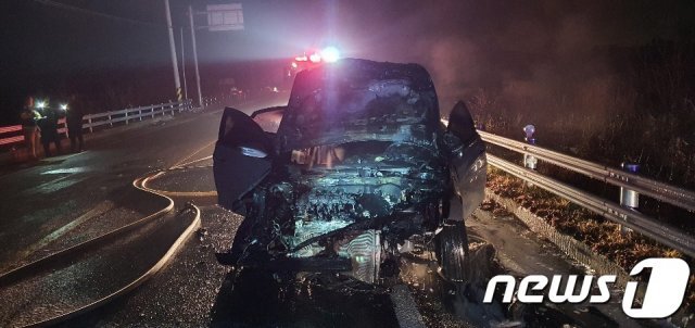 24일 오전 3시35분쯤 전남 곡성군 검면 한 도로를 주행하던 한 차량이 도로에 뛰어든 고라니를 치고 도로 경계석까지 들이받아 차량이 불에 타는 사고가 발생했다. 이 사고로 차량 내부와 엔진부가 소실됐으나 인명피해는 발생하지 않았다. (전남 담양소방서 제공)2020.12.24