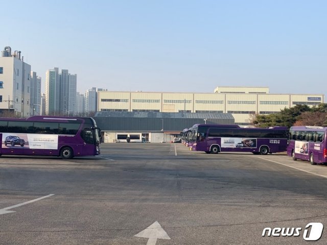 쌍용자동차 직원 출퇴근 버스 20여대 가 주차장에 세워져 있다. © 뉴스1