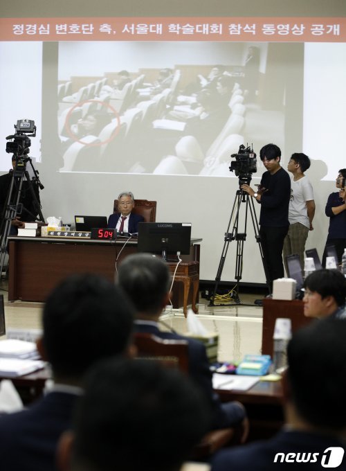 지난해 10월 서울 서초구 고등검찰청에서 열린 국회 법제사법위원회의 서울고검 및 서울중앙지검, 서울동·남·북·서부지검, 의정부·인천·수원·춘천지검에 대한 국정감사에서 주광덕 자유한국당 의원이 조국 장관 부인 정경심 교수측 변호인단이 공개한 딸 조씨의 서울대 학술대회 참석 영상을 띄워 질의하고 있다. 2019.10.7/뉴스1 © News1