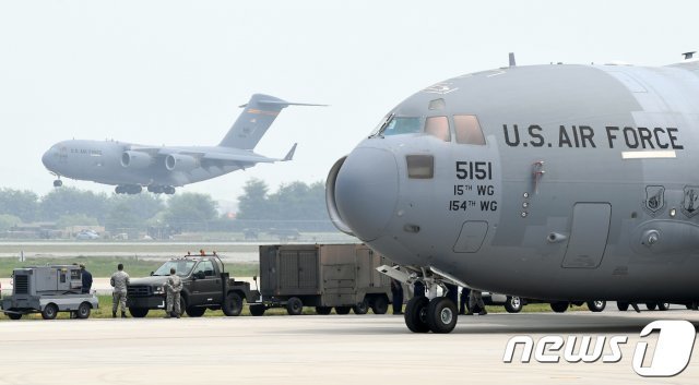 경기도 평택 오산공군기지에서 포착된 미군 수송기. 2018.7.27/뉴스1 © News1 사진공동취재단