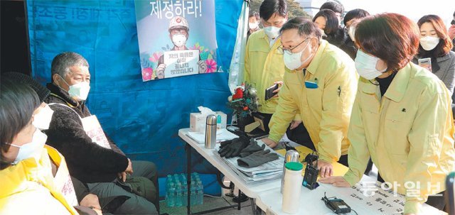 정의당 농성장 찾아간 與원내대표 더불어민주당 김태년 원내대표(오른쪽에서 두 번째)가 24일 국회 본청 앞에서 중대재해기업처벌법 제정을 요구하고 있는 정의당 농성장을 찾아 단식 중단을 요청했다. 단식 중인 김용균 씨 어머니 김미숙 씨는 “야당이 법안 심의를 거부하는 상태”라는 김 원내대표의 말에 “많은 법을 통과시켰는데 왜 이 법은 꼭 야당이 있어야 해요?”라고 항의했다. 김재명 기자 base@donga.com