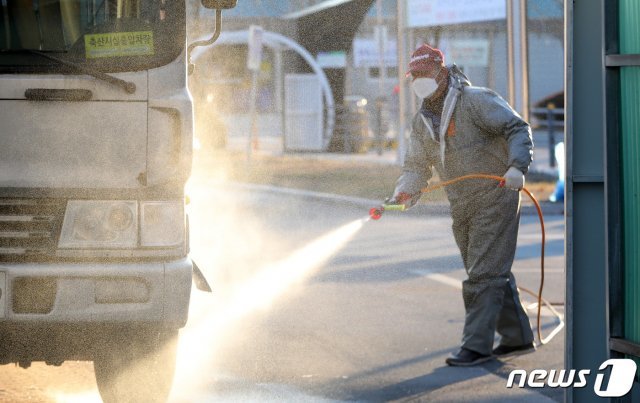 8일 오후 경기도 여주시내 거점소독시설에서 축산차량이 조류인플루엔자(AI) 예방을 위한 소독을 받고 있다. 지난 7일 여주시 가남읍 산란계 농장에서 발생한 고병원성 조류인플루엔자로 반경 10km 이내 가금농장에 일시이동중지가 내려졌다. 2020.12.8/뉴스1 © News1