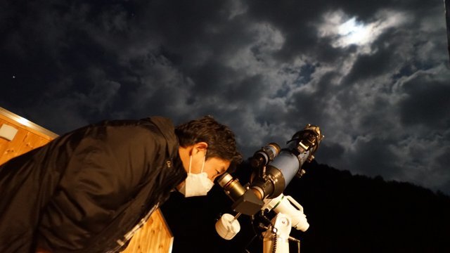 깊은 산 속에 자리해 불빛이 적어 국내에서 별을 보기에 좋은 영양 반딧불이 천문대에서 담당자가 망원경으로 달을 관찰하고 있다.