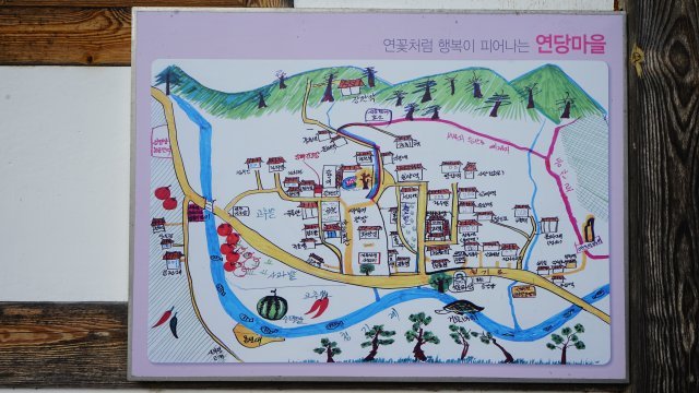 동래 정씨 집성촌인 연당마을 마을회관 앞에 붙어 있는 손으로 그린 듯한 마을 지도.