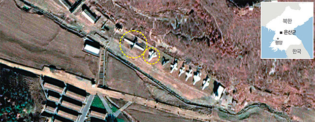 최근 평안남도 은산군에 위치한 북한 특수부대 훈련장 위성사진. 우리 군 고고도무인정찰기 글로벌호크(왼쪽), F-35A 전투기와 모양과 크기가 유사한 모형이 들어서 있다. 구글어스 위성사진 캡처