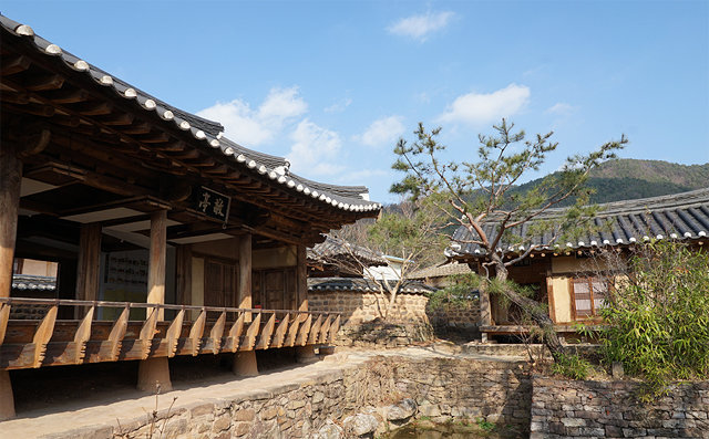 1613년 성균관 진사를 지낸 석문 정영방이 조성한 서석지는 조선시대 때부터 아름다운 정원으로 잘 알려져 있다.