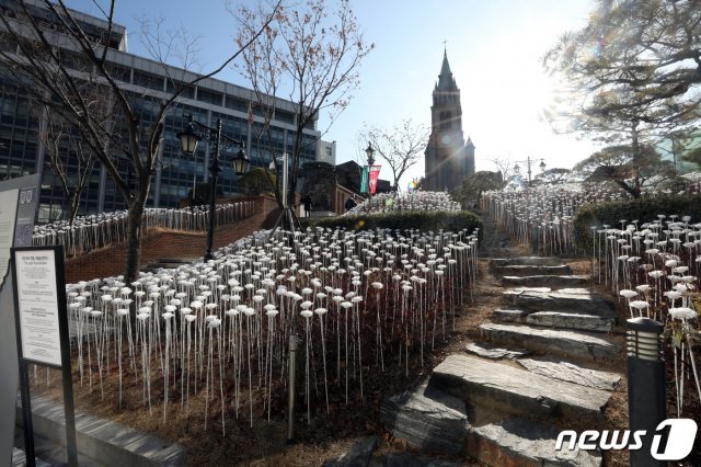 성탄절인 25일 오전 서울 중구 명동성당이 신종 코로나바이러스 감염증(코로나19) 확산에 따른 사회적 거리두기 영향으로 한산하다. 2020.12.25 © News1