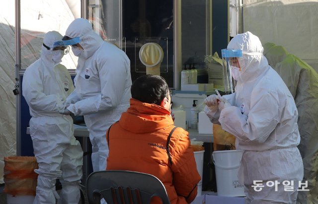 서울 중구 서울역 광장에 설치된 선별진료소에서 감염 진단 검사를 받고 있다. 홍진환 기자 jean@donga.com