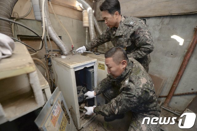 해군 1함대 훈련전대 부사관들이 강원도 동해시 송정동 내 독거노인의 집을 찾아 따뜻한 겨울을 보낼 수 있도록 고장난 보일러를 수리하고 있다.(해군 1함대 제공) 2018.12.27 © News1