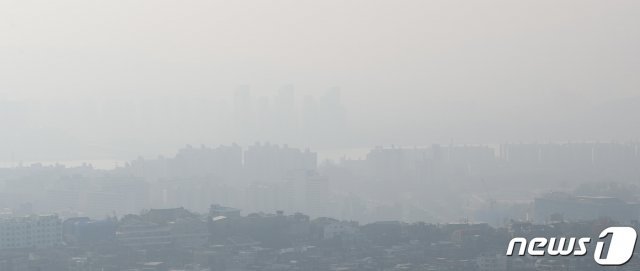 지난 24일 오전 서울 남산에서 바라본 도심이 중국발(發) 미세먼지로 뒤덮인 모습. 2020.12.24/뉴스1 © News1