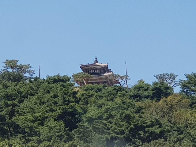 화성행궁의 주산인 팔달산 정상에 있는 서장대. 수원시내가 한눈에 내려다보이는 곳이다. 수원=안영배 논설위원.