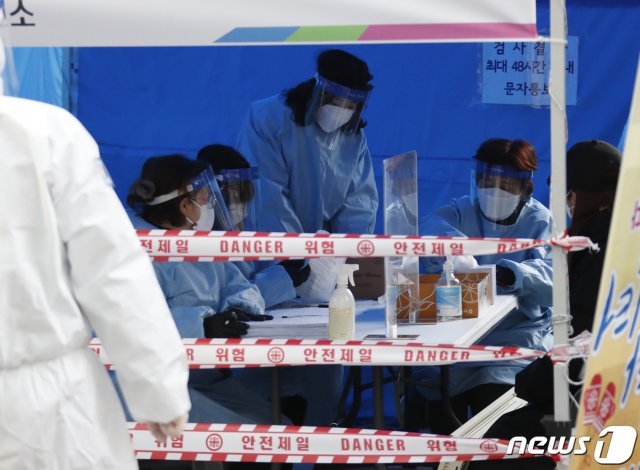 27일 서울 강남역 9번 출구 앞에 마련된 임시선별검사소에서 의료진들이 분주하게 움직이고 있다. 2020.12.27/뉴스1 © News1