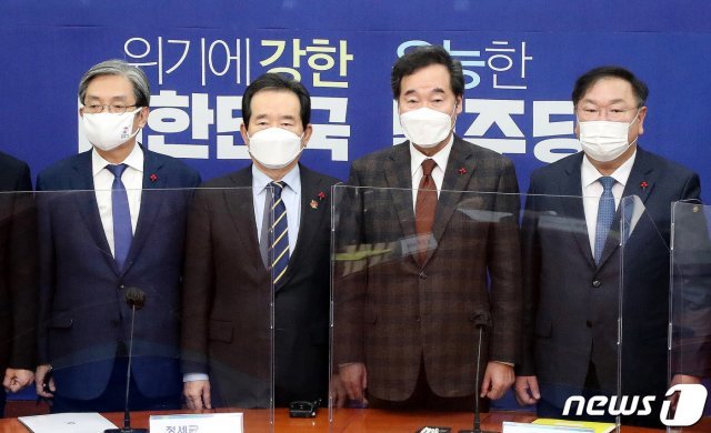 노영민 청와대 비서실장(왼쪽부터), 정세균 총리, 이낙연 더불민주당 대표, 김태년 원내대표가 27일 오후 서울 여의도 국회에서 열린 고위 당·정·청협의회에서 기념촬영을 하고 있다. 당·정·청은 이번 회의에서 코로나19 확산에 따른 3차 재난지원금 지급 방안 등에 대한 논의를 진행한다. 특히 소상공인들에게 임대료 지원을 포함해 최대 3백만원의 지원금을 직접 지급하는 방안을 검토한다. 2020.12.27/뉴스1 © News1