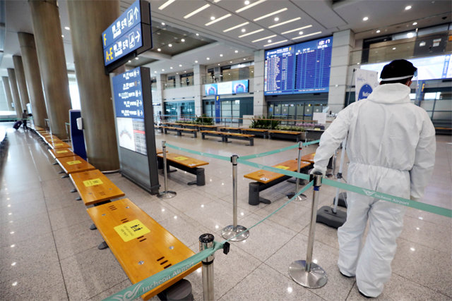 인천공항 방역 강화 27일 인천국제공항 입국장이 한산한 모습을 보이고 있다. 신종 코로나바이러스 감염증(코로나19) 변이 바이러스가 확산하자 정부는 영국과 남아프리카공화국에서 오는 입국자에 대한 방역을  강화했다. 인천=뉴스1