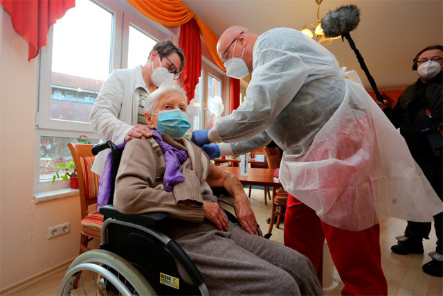 獨서 첫 백신 맞은 101세 할머니 “이제 안심됩니다”
