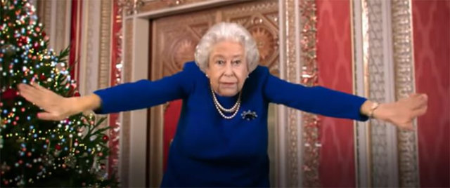 영국 지상파 방송 채널4가 25일 성탄절을 맞아 공개한 영상에서 ‘가짜 엘리자베스 2세 여왕’이 춤을 추고 있다. 채널4는 인공지능(AI) 기술을 이용해 진짜와 흡사한 여왕의 동영상을 만들었다. 채널4 유튜브 화면 캡처