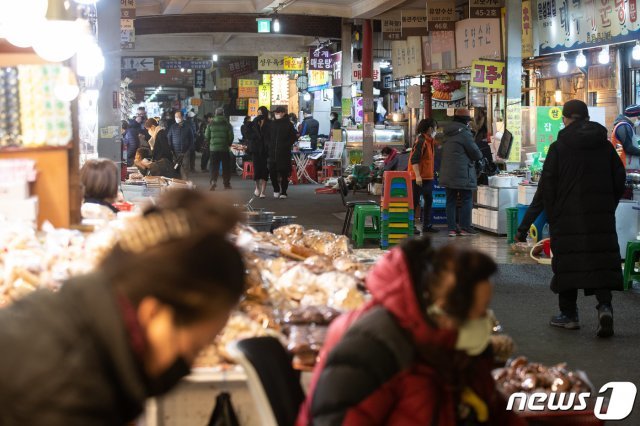 27일 서울시내 한 전통시장을 찾은 시민들이 상점을 둘러보고 있다. 2020.12.27 © News1
