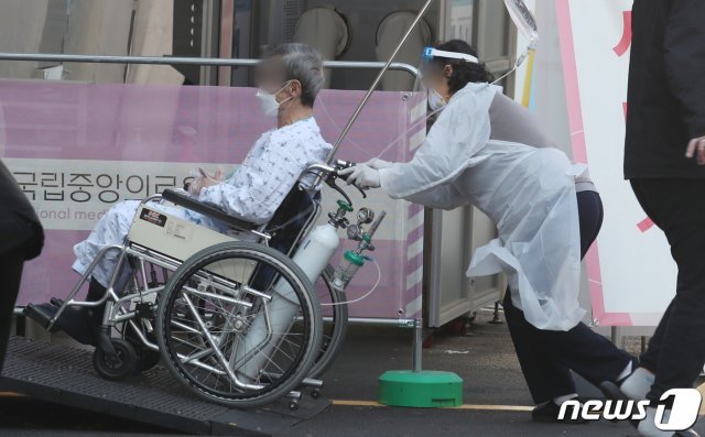 서울 중구 국립중앙의료원에서 한 시민이 신종 코로나바이러스 감염증(코로나19) 검사를 받고 있다. © News1