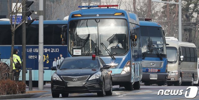 동부구치소에서 발생한 신종 코로나바이러스 감염증(코로나19) 집단감염 관련 확진자가 528명까지 증가한 가운데 28일 오전 서울 송파구 동부구치소에서 확진자들을 태운 버스가 경북 청송군 경북북부 제2교도소(일명 청송교도소)로 이감되고 있다. 동부구치소는 2070명 정원에 2412명이 수용돼 있어 밀집도가 높았던 점이 대규모 집단감염의 원인으로 지적되고 있다. 2020.12.28 © News1