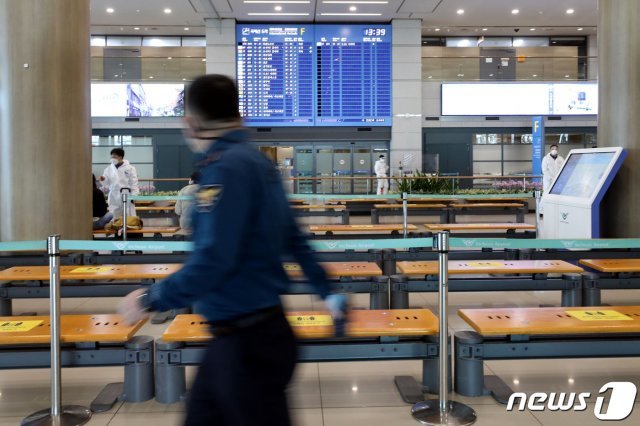 영국에 이어 남아프리카공화국에서도 신종 코로나바이러스 감염증(코로나19) 변이가 발생하면서 정부가 남아공 입국자에 대한 방역 조치를 강화한 27일 인천국제공항 입국장이 한산한 모습을 보이고 있다. 남아공발 변이 바이러스는 아직 국내에서 발견되지 않았지만 지역사회로의 유입을 차단하기 위해 정부는 입국 검사를 강화하고 격리 해제 전 추가검사를 시행한다. 2020.12.27 © News1