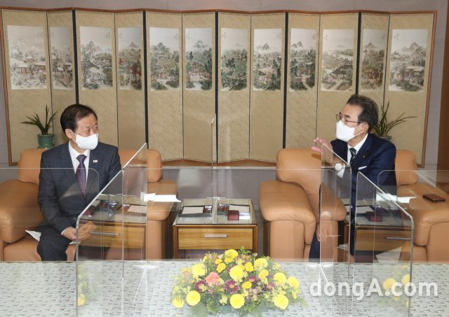 이성희 농협중앙회장과 신희영 대한적십자사 회장이 28일 서울시 중구 농협중앙회 본관에서 양 기관의 지속적 협력관계에 대해 논의하고 있다. 농협 제공