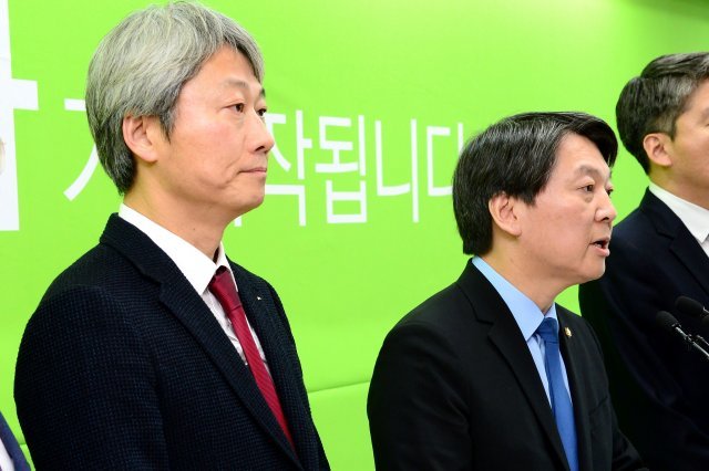 지난 2016년 1월 7일 안철수 당시 무소속 의원(오른쪽)이 서울 마포구 신당 창당 사무실에서 김근식 경남대 교수를 소개하고 있다. 사진=뉴스1