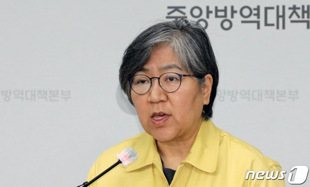 정은경 질병관리청장(중앙방역대책본부장)이 14일 충북 청주시 질병관리청 브리핑실에서 코로나19 중앙방역대책본부 브리핑을 하고 있다./뉴스1 © News1