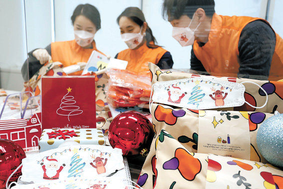 갤러리아백화점 직원들이 중증 희귀 난치성 질환을 앓고 있는 환아에게 선물한 크리스마스 선물을 포장하고있다. 갤러리아백화점 제공
