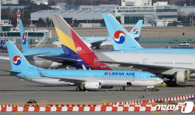 사진은 17일 오후 인천공항 제1터미널에 계류돼 있는 여객기의 모습. 2020.12.17/뉴스1 © News1