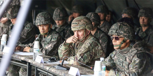 지난해 10월 로버트 에이브럼스 한미연합사령관 겸 주한미군사령관(가운데)이 한국군 지휘부와 함께 경기 포천시 미 8군 로드리게스 사격장에서 실시된 포병 실사격 훈련을 참관하고 있다. 사진 출처 주한미군 페이스북