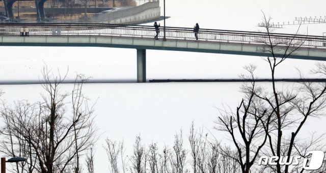 내륙 곳곳에서 산발적으로 눈이 내린 18일 세종시 어진동 호수공원에서 연일 이어진 한파로 얼은 호수 위로 하얗게 눈이 쌓여 있다. 2020.12.18/뉴스1 © News1