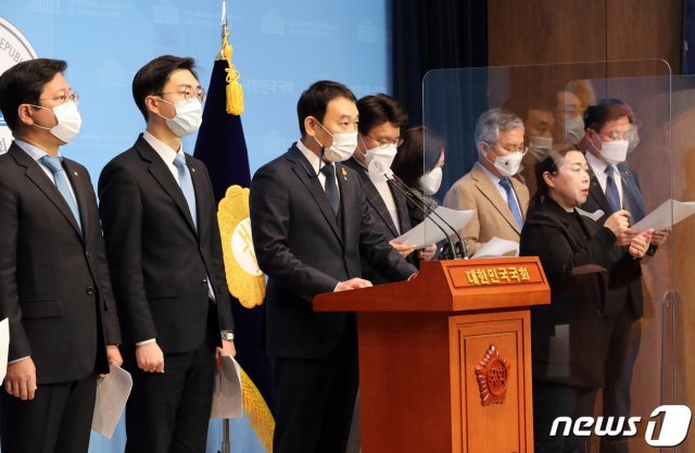 김용민, 장경태 등 더불어민주당 의원들과 최강욱 열린민주당 대표가 29일 서울 여의도 국회 소통관에서 공소청법 제정안, 검찰청법 폐지법률안 발의 기자회견을 하고 있다.  © News1