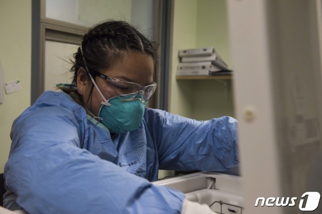 코로나19 백신을 확인하는 주한미군 의료진. 2020.12.28/뉴스1 © News1