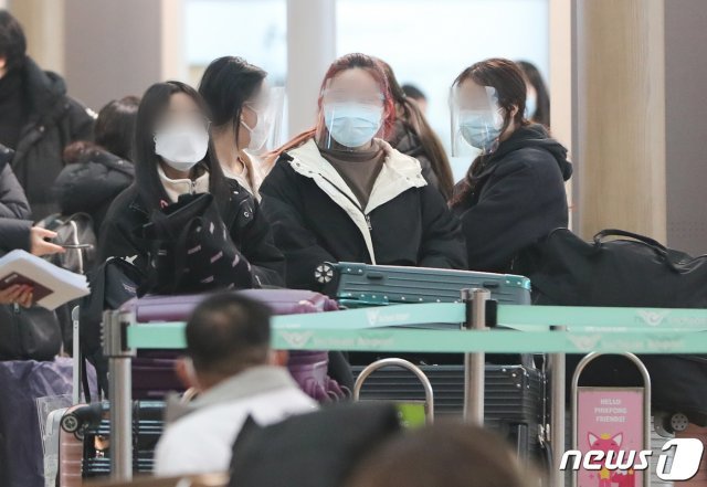 영국발 변이 코로나19 바이러스가 국내에도 유입된 것으로 확인된 가운데 29일 인천국제공항 제1여객터미널 출국장에서 탑승객들이 페이스마스크를 쓰고 있다. 2020.12.29/뉴스1 © News1