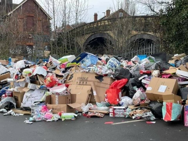 영국 사우스요크셔주의 한 슈퍼마켓 앞에 쌓인 쓰레기들. 셰필드시 페이스북 갈무리