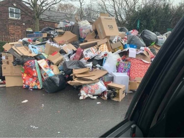 영국 사우스요크셔주의 한 슈퍼마켓 앞에 쌓인 쓰레기들. 셰필드시 페이스북 갈무리