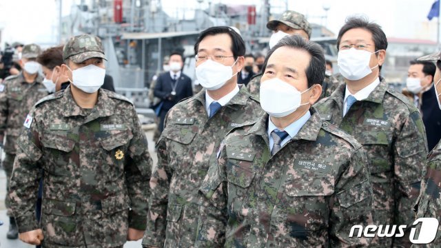 정세균 국무총리가 29일 연말 국군장병을 위문하기 위해 해군 인천해역방어사령부를 방문, 관계자들과 해군함정을 둘러보고 있다. 2020.12.29/뉴스1 © News1 사진공동취재단