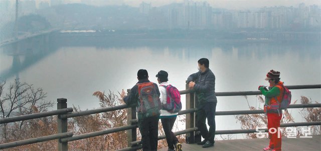 한동안 맑았던 한반도 하늘이 다시 미세먼지로 뒤덮이고 있다. 학생들은 성인보다 미세먼지 노출에 더욱 유의해야 한다. 미세먼지가 가득한 서울 도심을 바라보는 시민들의 모습. 동아일보DB