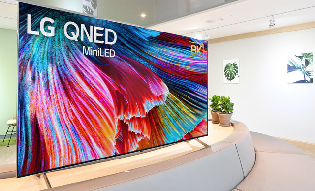LG전자가 29일 선보인 프리미엄 액정표시장치(LCD) TV ‘LG QNED’. LG전자는 기존 LCD TV보다 명암비, 컬러, 휘도 등을 대폭 개선한 신제품을 공개했다. LG전자 제공