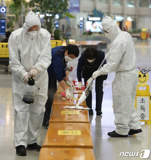 영국발 변이 코로나19 바이러스가 국내에도 유입된 것으로 확인된 가운데 29일 인천국제공항 제1여객터미널 입국장에서 공항 관계자들이 방역 작업을 하고 있다. 2020.12.29/뉴스1