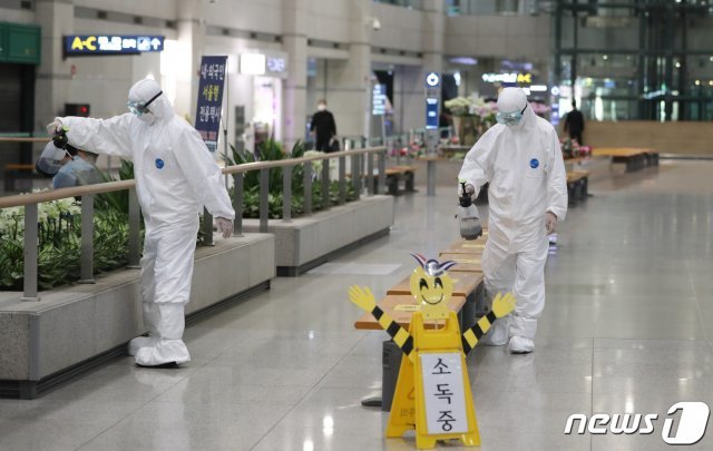 영국발 변이 코로나19 바이러스가 국내에도 유입된 것으로 확인된 가운데 29일 인천국제공항 제1여객터미널 입국장에서 공항 관계자들이 방역 작업을 하고 있다. 2020.12.29/뉴스1 © News1