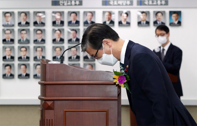 변창흠 신임 국토교통부 장관이 29일 취임식에서 인사하고 있다. 그는 ‘구의역 김 군’ 관련 발언에 대해 사과하며 “더 무겁게 행동하겠다”고 했다. 뉴스1