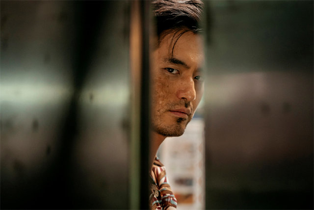 배우 이진욱은 극 중 청부살인업자인 ‘편상욱’ 역할을 연기한다. 그는 괴물에게 맞설 초인적 힘을 가진 캐릭터다. 넷플릭스 제공
