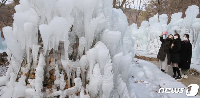 21일 대전 동구 상소동 산림욕장 내 얼음동산을 찾은 관람객들이 얼음기둥을 배경으로 사진을 촬영하고 있다. 2020.12.21/뉴스1 © News1